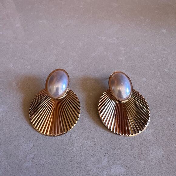 Gold Shell Earrings with Pearl Accent- vintage luxury bohemian style - Picture 4 of 6